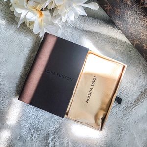 [SOLD] SMALL LOUIS VUITTON BOX WITH DUST BAG